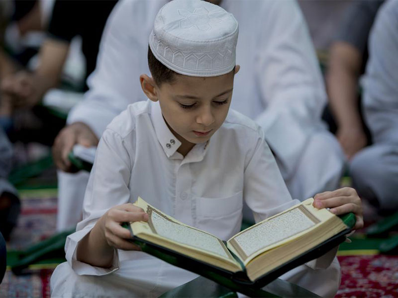 فيديو لشاب يبكي فرحًا بإتمام حفظ القرآن الكريم يثير إعجاب المغردين